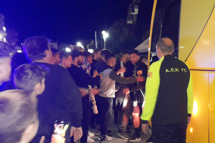 ΑΕΚ: Φίλοι της Ένωσης υποδέχθηκαν την αποστολή στη Λιβαδειά