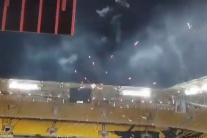 OPAP Arena: VIDEO μέσα από το γήπεδο της ΑΕΚ με τους οπαδούς να κάνουν τη νύχτα-μέρα με πυροτεχνήματα
