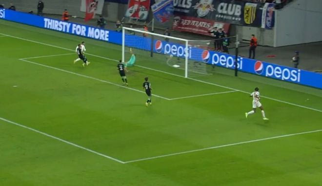 Ο Αντρέ Σίλβα έγραψε το 3-1 για την Λειψιά από ονειρεμένη ασίστ του Σιμακάν