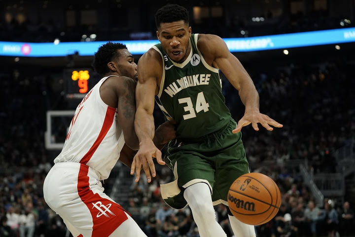 NBA: Ο Γιάννης Αντετοκούνμπο πήρε παραμάζωμα την άμυνα των Χιούστον Ρόκετς και βρέθηκε στο Top 10