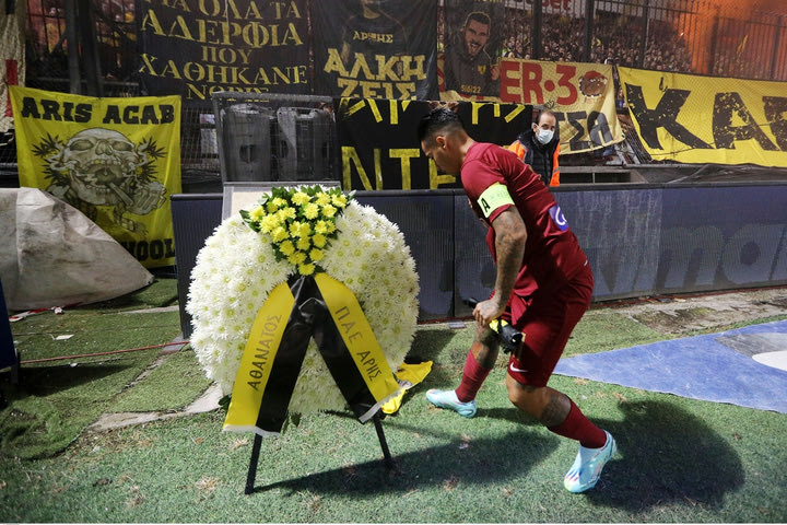 Άρης – ΑΕΚ: Ο Αραούχο άφησε το μπλουζάκι για τον Άλκη στο μνημείο του στο Κλεάνθης Βικελίδης