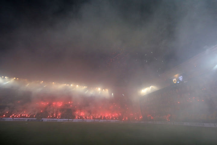 Η εντυπωσιακή ατμόσφαιρα των φίλων της ΑΕΚ