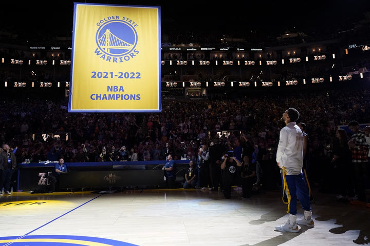 NBA, Γουόριορς: Το banner για το 7ο πρωτάθλημα της ομάδας στον ουρανό του Chase Center