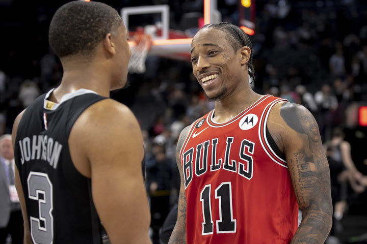 NBA: Ο ΝτεΡόζαν ξεπέρασε τους 20.000 πόντους και ο Πόποβιτς κάλεσε time-out για να τον δει να αποθεώνεται