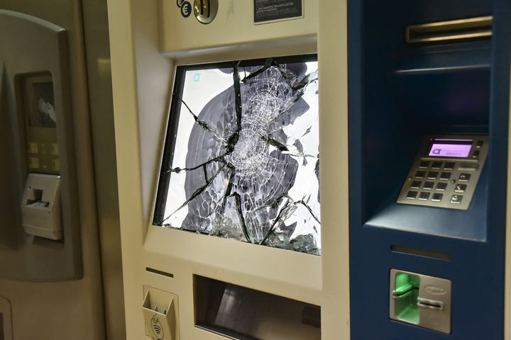 Οπαδοί έσπασαν ακυρωτικά μηχανήματα και ΑΤΜ τράπεζας στο σταθμό του Μετρό Άγιος Ιωάννης