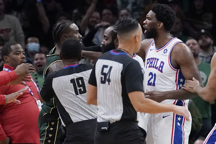 NBA: Ένταση ανάμεσα σε Εμπίντ – Σμαρτ και παραλίγο σύρραξη