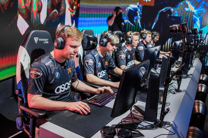 Worlds 2022: Η Fnatic ισοπέδωσε την τρεις φόρες Παγκόσμια πρωταθλήτρια T1