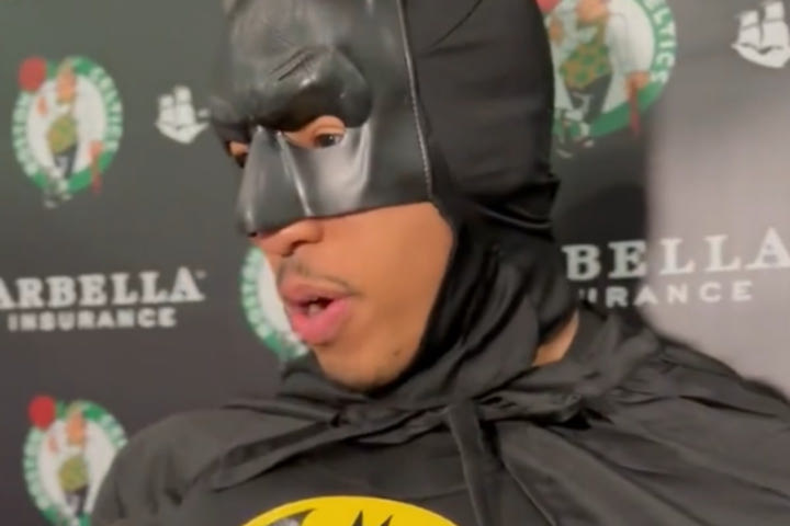 NBA: Ο Γκραντ Γουίλιαμς μιμήθηκε τη φωνή του Batman και προκάλεσε την επική αντίδραση του Τζέισον Τέιτουμ