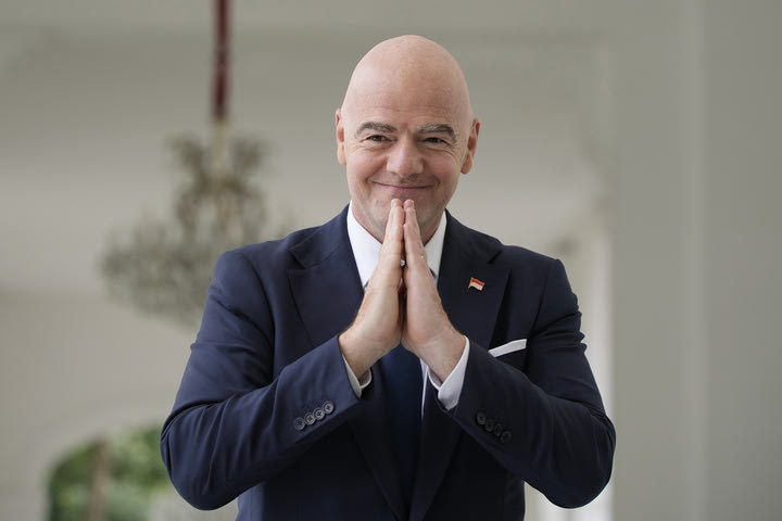 Πελέ: Ο Ινφαντίνο επιθυμεί κάθε χώρα να δώσει το όνομα του “Βασιλιά” σε ένα γήπεδό της