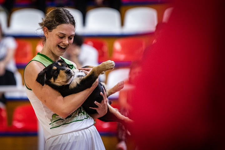 Υπέροχο “ντου” από κουτάβι σε αγώνα της EuroLeague Women
