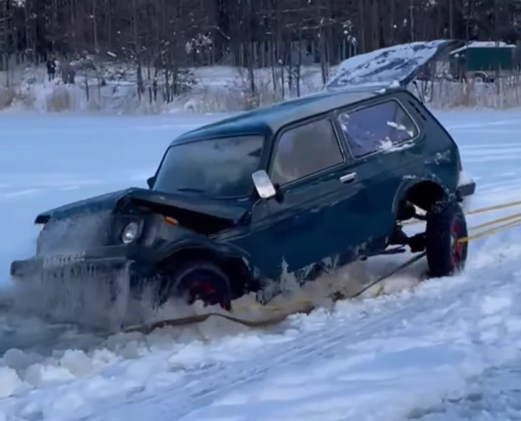 Πώς να αποτελειώσεις ένα Lada Niva που βούτηξε σε παγωμένη λίμνη
