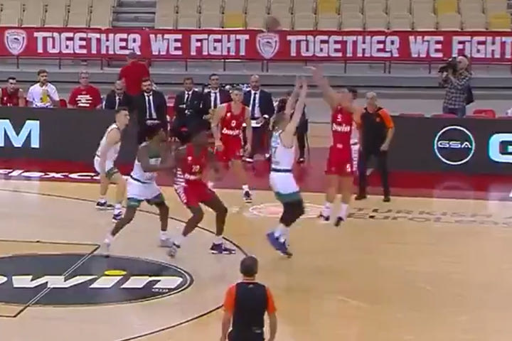 Ολυμπιακός – Ζάλγκιρις: Το buzzer beater του Λαρεντζάκη στο πρώτο μέρος