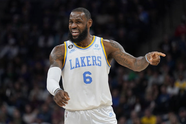 NBA, Λέικερς: Απέφυγε τον σοβαρό τραυματισμό ο ΛεΜπρόν Τζέιμς, θα επανεξετάζεται καθημερινά
