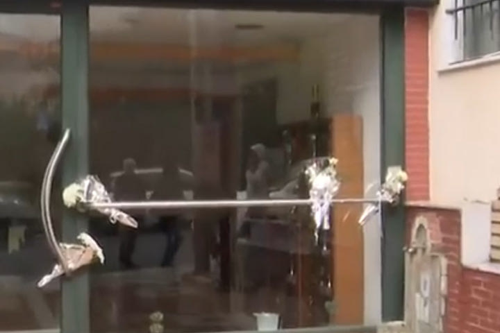 Αλέξανδρος Νικολαΐδης: Κόσμος άφησε λουλούδια έξω από το γυμναστήριό του στην Θεσσαλονίκη