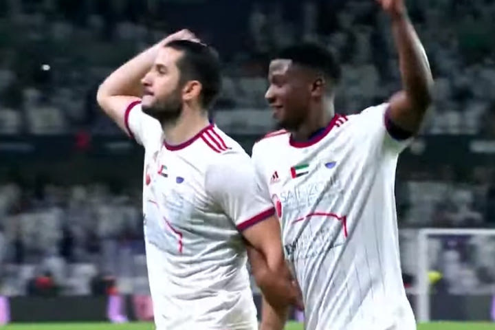 Μανωλάς: Η πρώτη κούπα του στα Εμιράτα και η πανηγυρική ανάρτησή του