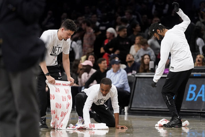 NBA: Οπαδός πέταξε ποτήρι στον Ντόντσιτς και συνελήφθη