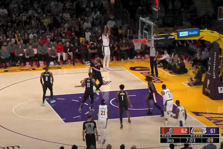 NBA: Ο Γιουσούφ Νούρκιτς γύρισε επιδεικτικά την πλάτη και άφησε ελεύθερο τον Άντονι Ντέιβις