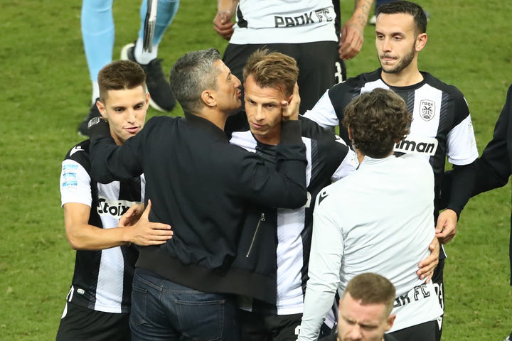Ολυμπιακός – ΠΑΟΚ: Οι πανηγυρισμοί των παικτών του Δικεφάλου μετά το διπλό στο Καραϊσκάκης