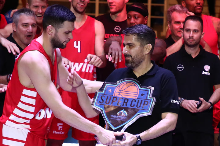 Ολυμπιακός: Η απονομή του Super Cup στους ερυθρόλευκους