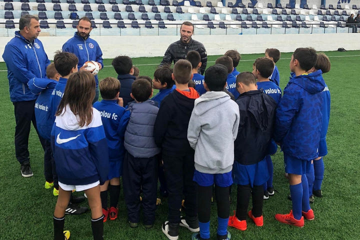 Σαλπιγγίδης στην ακαδημία της Νίκης Βόλου: “Είναι ωραίο να ασχολείστε με το ποδόσφαιρο, παίξτε για να διασκεδάσετε”