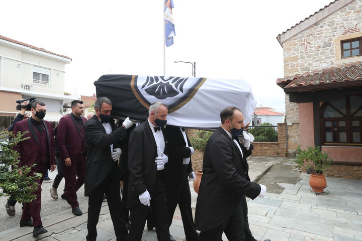 Το τελευταίο “αντίο” στον Σταύρο Σαράφη με τη σημαία του ΠΑΟΚ