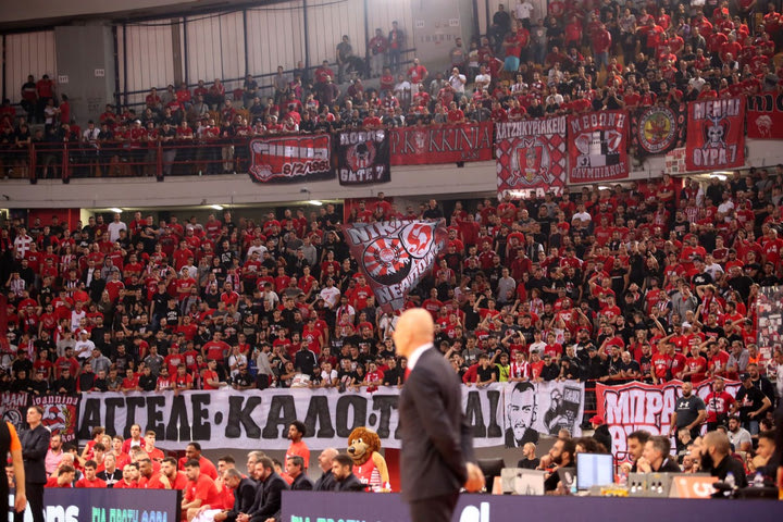 Ο Ολυμπιακός ευχαρίστησε τον κόσμο του: “Δεν σταματάτε να τραγουδάτε, δεν θα σταματήσουμε να τα δίνουμε όλα!”