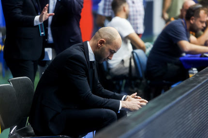 Περιστέρι: Η στιγμή της συγκέντρωσης και οι πρώτες εικόνες του Βασίλη Σπανούλη στον πάγκο