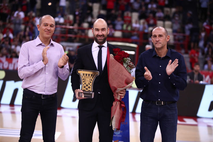 Η στιγμή της βράβευσης του Βασίλη Σπανούλη από την ΚΑΕ Ολυμπιακός