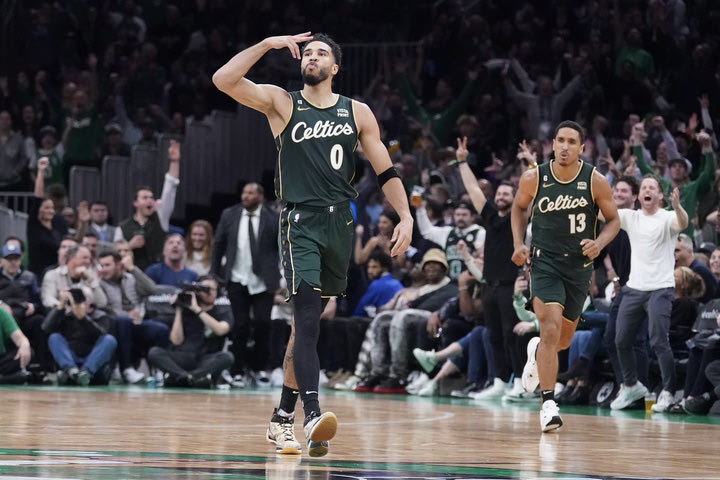 NBA: Τέιτουμ και Μπράουν εκτέλεσαν τους Σίξερς, νίκη με 126-117 για τους Σέλτικς