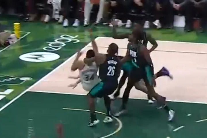 NBA: Το ξύλο στον Γιάννη Αντετοκούνμπο έχει προκαλέσει αναβρασμό στους Μιλγουόκι Μπακς