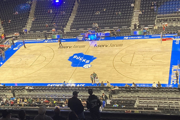 NBA: Οι Μιλγουόκι Μπακς του Γιάννη Αντετοκούνμπο εγκαινίασαν το νέο μπλε παρκέ τους