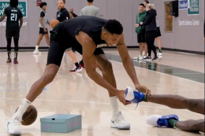 Ο Γιάννης Αντετοκούνμπο έβγαλε τα παπούτσια του Ιμπάκα για να του φορέσει τα δικά του