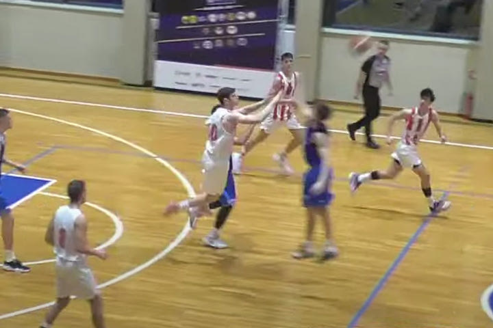 Οι Έφηβοι του Ολυμπιακού νίκησαν στο Rising Stars με αυτό το σουτ – προσευχή του Σπάρταλη