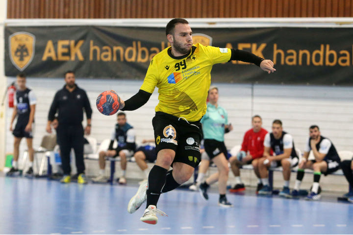 Handball Premier: Η ΑΕΚ πέρασε από τη Δράμα, εξασφάλισε την παραμονή του ο Ζαφειράκης