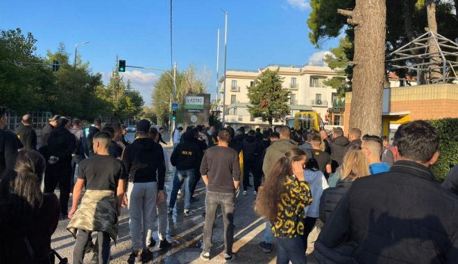 Οι οπαδοί της ΑΕΚ τραγουδούν συνθήματα έξω από το ξενοδοχείο