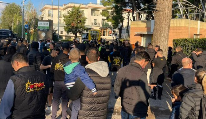 Οπαδοί της ΑΕΚ τραγουδούν συνθήματα έξω από το ξενοδοχείο