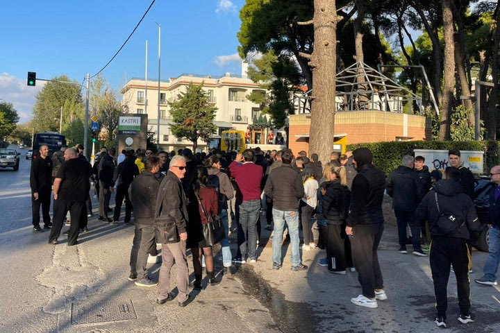 Ολυμπιακός – ΑΕΚ: Φωνές, συνθήματα από εκαντοντάδες οπαδούς στο ξενοδοχείο της Ένωσης πριν από το ντέρμπι