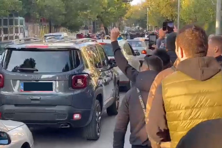 Ολυμπιακός – ΑΕΚ: Μηχανοκίνητη πορεία οπαδών της Ένωσης προς το ξενοδοχείο της αποστολής