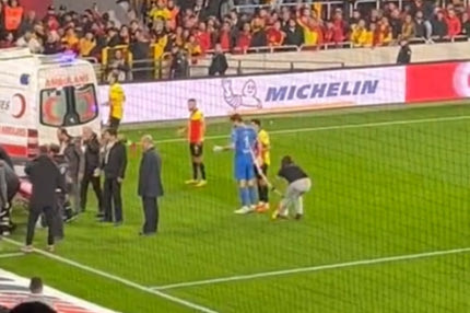 Οπαδός εισέβαλε στο γήπεδο και χτύπησε τον τερματοφύλακα της Αλτάι με το σημαιάκι του κόρνερ