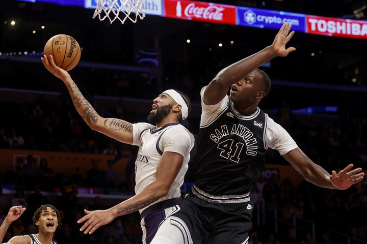 NBA: Οι Λέικερς πάτησαν τους Σπερς με 123-92 με 30αρα του Ντέιβις