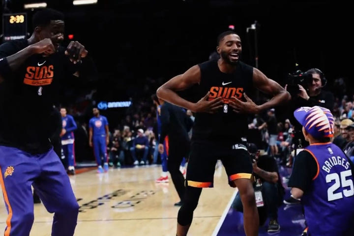 NBA: Ο Μικάλ Μπρίτζες χόρεψε με πιτσιρικά που φορούσε τη φανέλα του