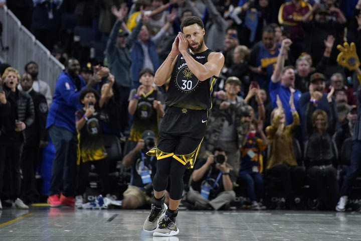 NBA: Ο Στεφ Κάρι έφτασε τα 200 σερί ματς με τουλάχιστον ένα τρίποντο και το γιόρτασε με 40άρα