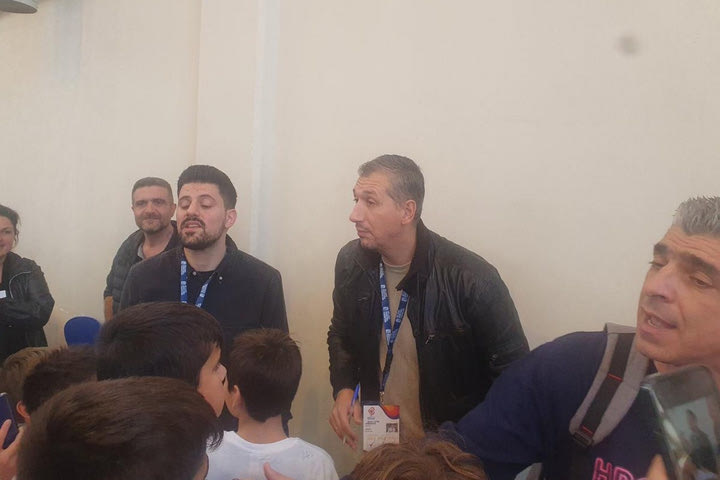 Λατρεία για Διαμαντίδη από δεκάδες παιδιά στο βοηθητικό στα Δύο Αοράκια