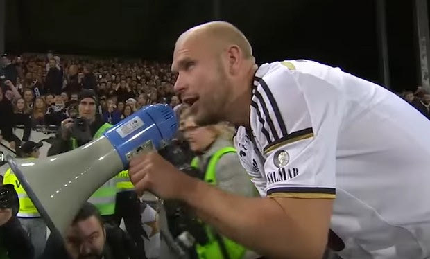 Όταν οι ποδοσφαιριστές γίνονται ένα με τους οπαδούς