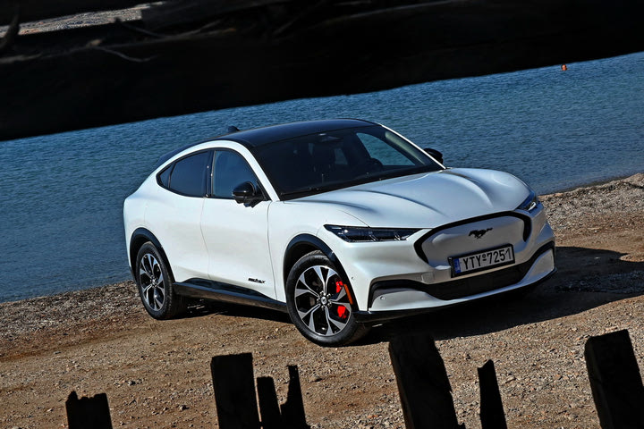 Δοκιμή Ford Mustang Mach-E AWD: Μία Μάστανγκ που είναι SUV, τετρακίνητη και φορτίζει στην πρίζα