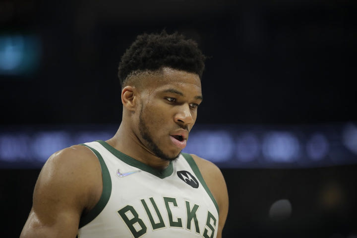 NBA: Η 30άρα του Γιάννη Αντετοκούνμπο απέναντι στους Μάβερικς του Λούκα Ντόντσιτς
