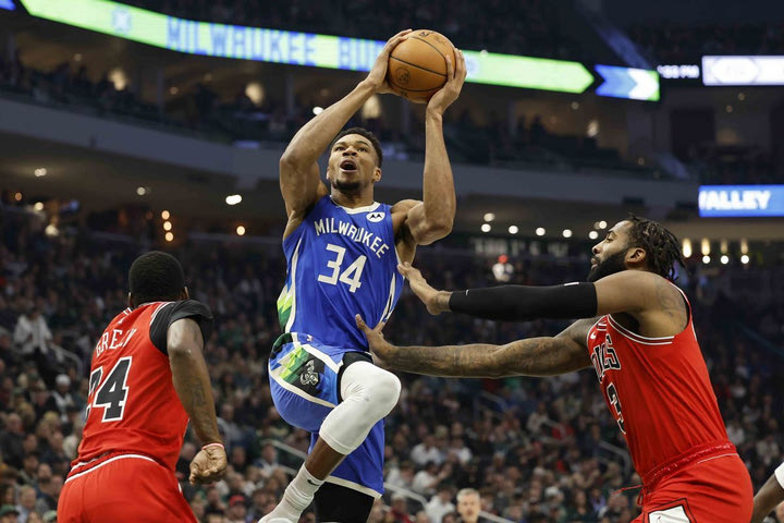 NBA, Γιάννης Αντετοκούνμπο: Οι καλύτερες στιγμές και το τρομερό double-double στην ήττα των Μπακς από τους Μπουλς