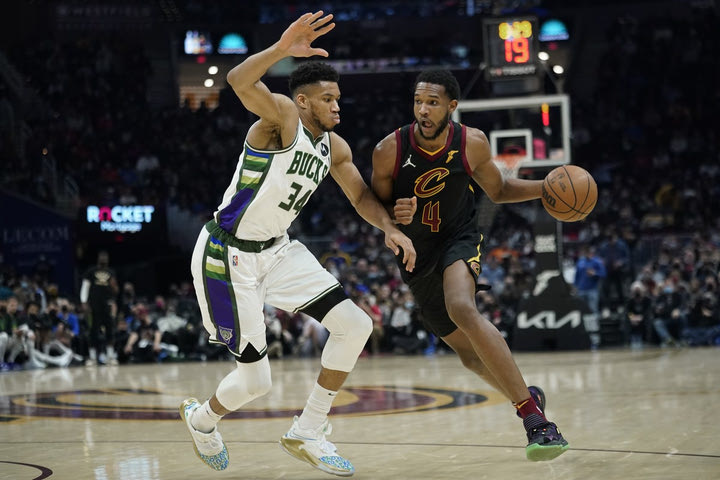 NBA, ο Γιάννης Αντετοκούνμπο αποθέωσε τον Ίβαν Μόμπλι των Καβαλίερς: “Μπορεί να γίνει καλύτερος από μένα”