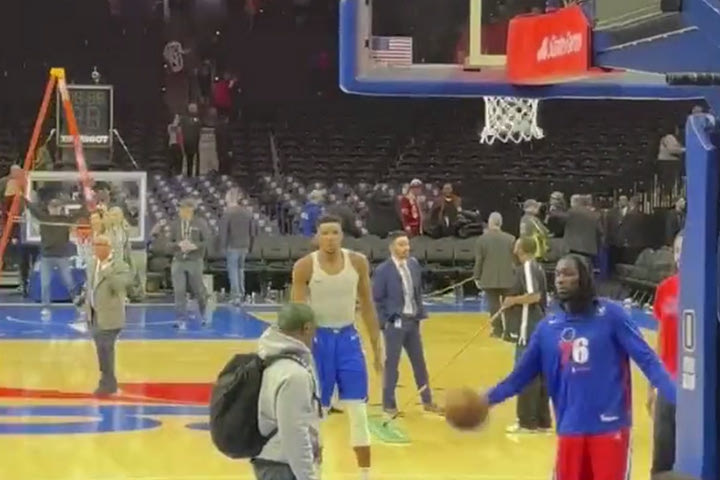 NBA, Γιάννης Αντετοκούνμπο: Η στιγμή που ο Χάρελ πήρε την μπάλα και αρχίζει να βρίζει τον “Greek Freak”