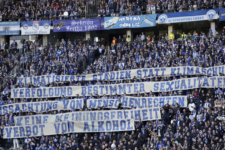 Bundesliga: Ηχηρή διαμαρτυρία φιλάθλων των Μπάγερν, Ντόρτμουντ και Χέρτα για το Κατάρ 2022